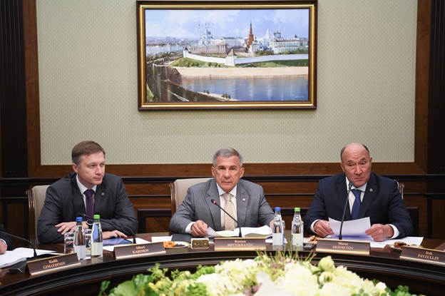 Вице - премьер Альберт Каримов (слева) обычно сидит по правую руку от президента Рустама Минниханова