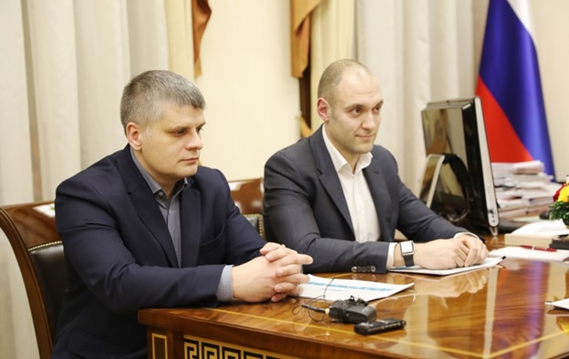 Заместитель генерального директора НПП "ЭКРА" Андрей Фурашов (на снимке - справа)