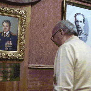 Директор музея показывает, как надо кланяться Сергею Шойгу