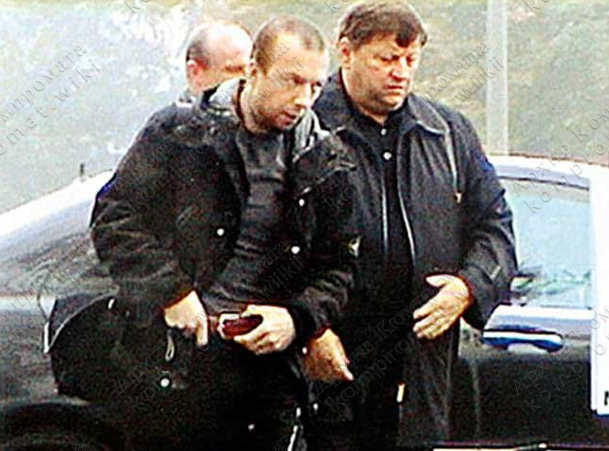 Дмитрий Босов и встречающий его в аэропорту Киева депутат Верховной Рады Александр Волков в октябре 2004 года