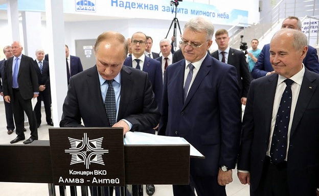 На концерне "Алмаз-Антей" часто бывают Владимир Путин и Сергей Чемезов. О каких успехах докладывает Ян Новиков ( стоит рядом с президентом РФ)?