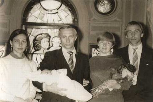 Семья Владимира Путина и Сергей Ролдугин (справа). Фото из архива, опубликовано в книге «От первого лица»