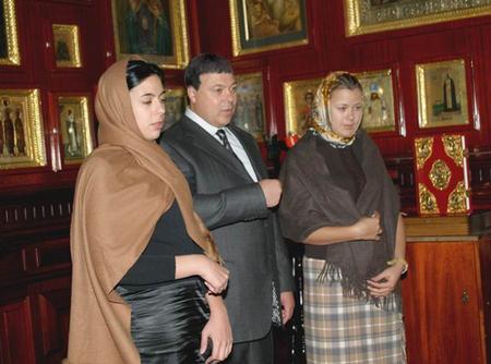 Сергей Михайлов с дочерьми Александрой и Верой (справа)