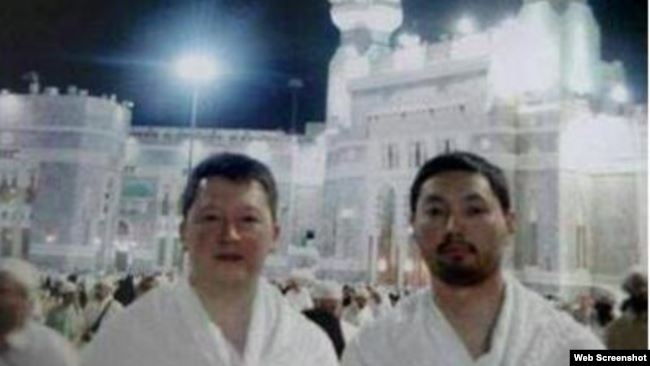Фото, выложенное в блог в "Живом журнале", в описании которого говорится, что снимок Кенеса Ракишева и Тимура Кулибаева сделан во время хаджа