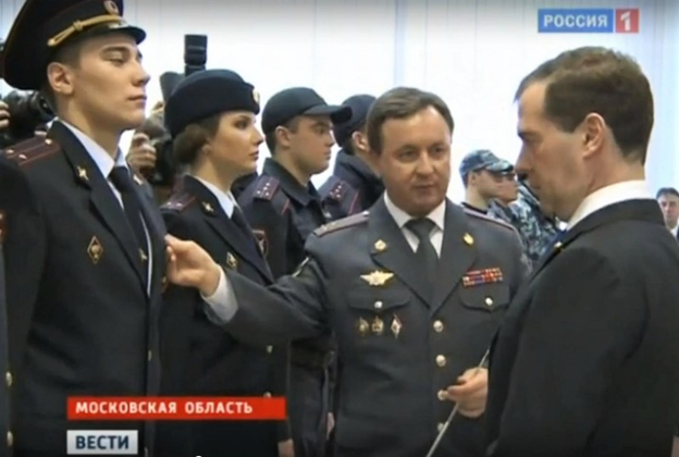 Новую форму МВД полковник Руслан Сулейманов гордо демонстрировал и Дмитрию Медведеву