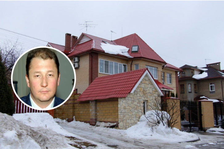 Коттедж Михаила Жижина оценивается в 50 миллионов рублей. Он расположен в Александровской слободе, недалеко от Казанского шоссе