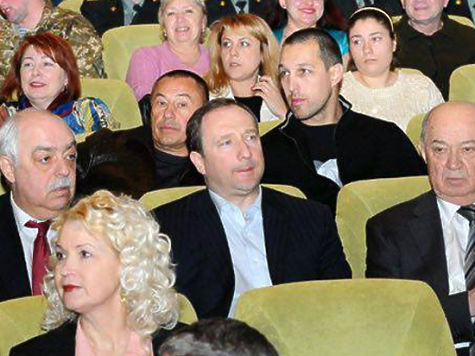 На фотографии: в первом ряду в центре — бывший харьковский губернатор Игорь Райнин, слева от него — экс-прокурор Стороженко. За спиной — харьковский «авторитет» по кличке Князь.