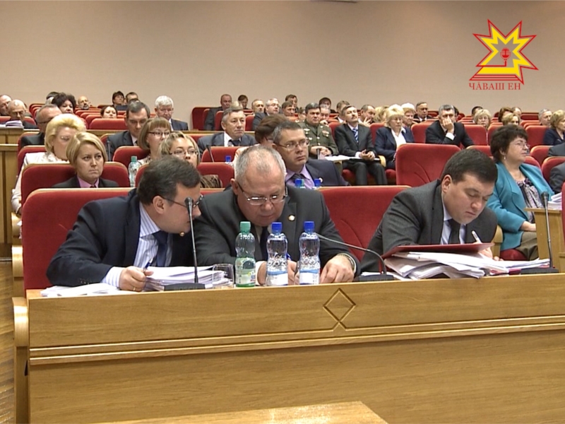 Премьер-министр Иван Моторин (крайний справа) молчит и пишет – уж не заявление ли?