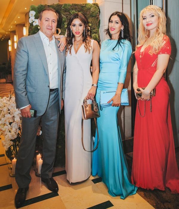Ринат Хайров с дочерьми Эльсиной, Алиной и Ольгой