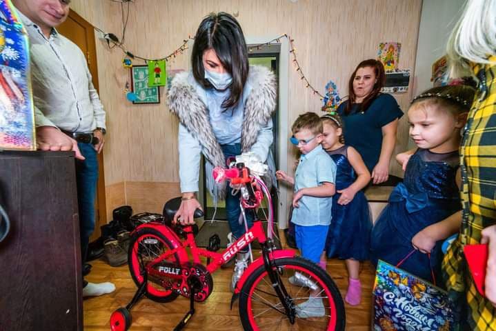 Отправляясь дарить подарки, жена губернатора Ирина Текслер не забывает прихватить с собой фотографов и журналистов