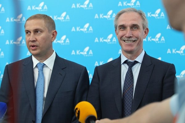 Губернатор Ульяновской области Сергей Морозов (справа) и известный бизнесмен, владелец ГК "Дарс" Дмитрий Рябов (слева)