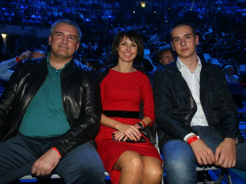 Сергей и Елена Аксеновы с сыном Олегом