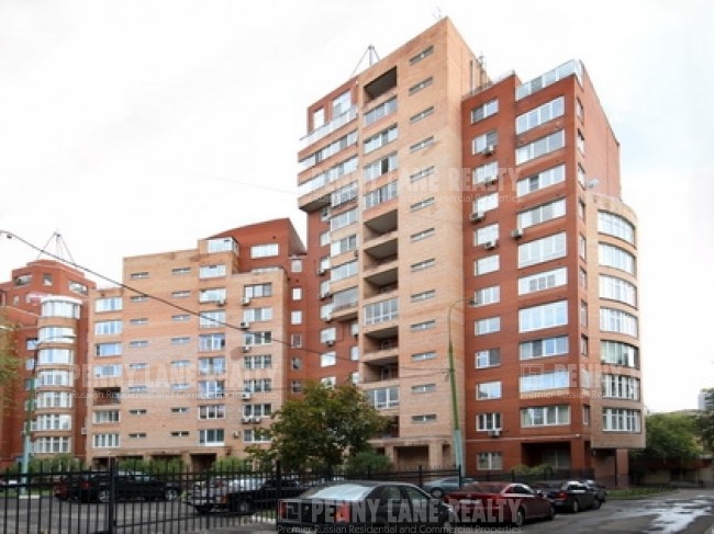 Стоимость трехкомнатной квартиры в этом доме начинается от 85 млн рублей