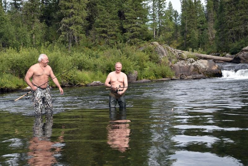 Виктор Зимин и Владимир Путин на рыбалке во время президентского отпуска