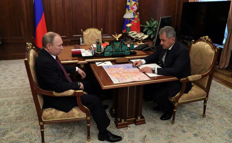 Путин и Шойгу изучают карту Сирии за год до ошибочного заявления
