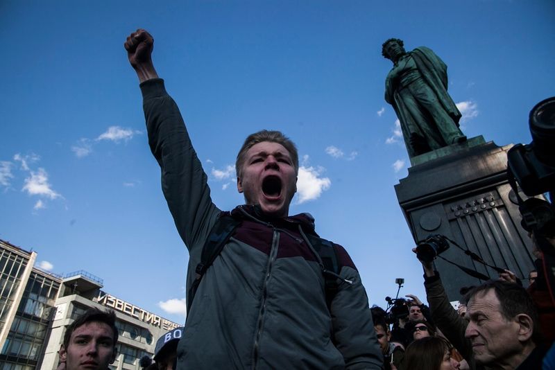 Участник протестной акции «Он нам не Димон» в Москве