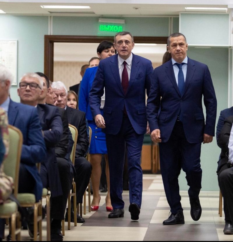 Полпред президента РФ на Дальнем Востоке Юрий Трутнев (справа) готовится представить народу Валерия Лимаренко (слева)
