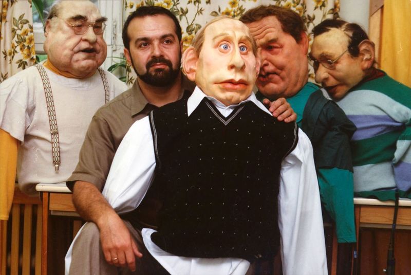 Виктор Шендерович с куклой Владимира Путина.