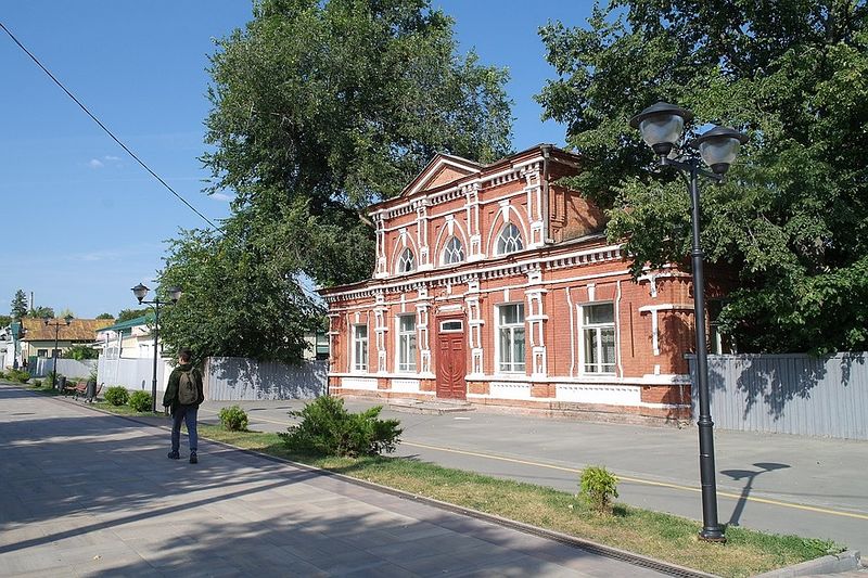 Здание детской поликлиники с соседним кафе находятся напротив Вольской прокуратуры